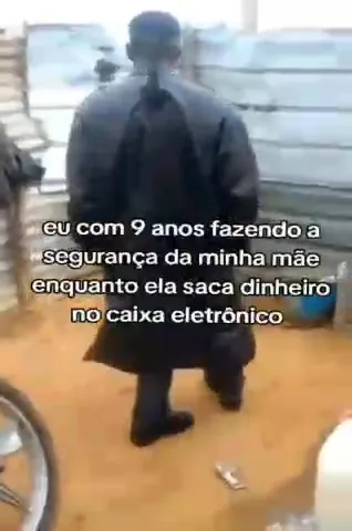 Segurança da mãe no caixa eletrônico