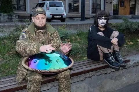 Боец и готка на скамейке