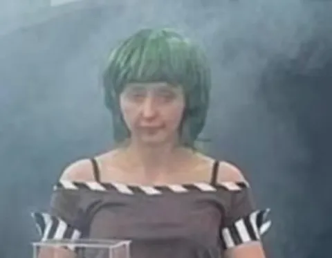 Женщина с зелёной стрижкой