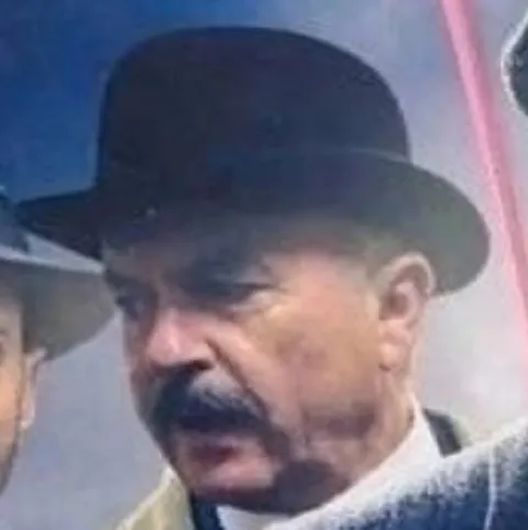 Мужчина в чёрной шляпе