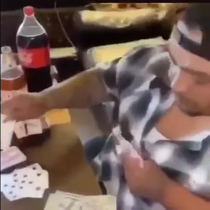 Карточный игрок хватается за колу