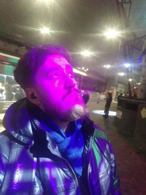 Мужчина под фиолетовым светом