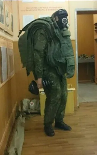 Человек в защитном костюме