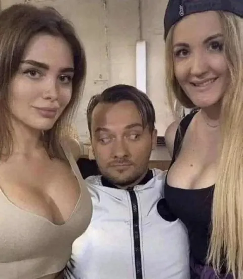 Мужчина между двумя девушками