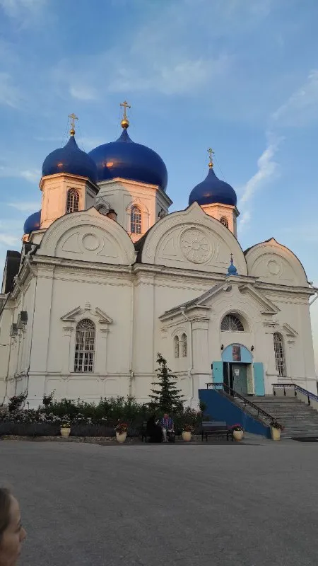 Православный храм с синими куполами