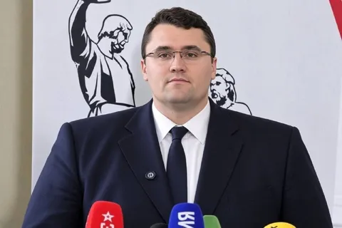 Серьёзный чиновник на пресс-конференции