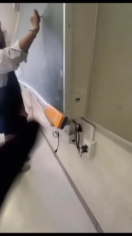 Девушка убегает по коридору