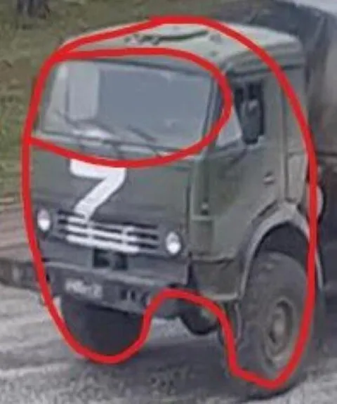 Грузовик в красной обводке