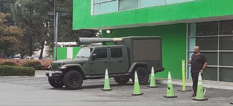 Джип с необычным прицепом