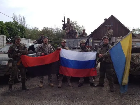 Мужчина отвечает без слов