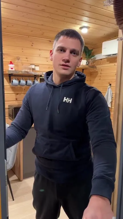 Сначала спокойно, потом странно