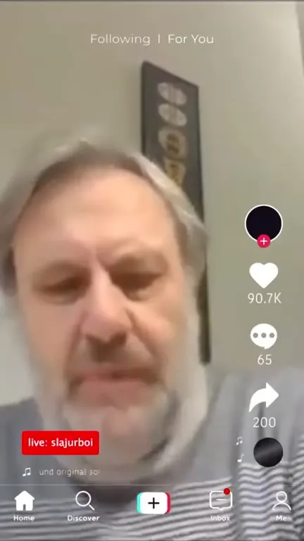 Мужчина превращается в мороженое
