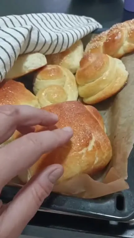 Разрывают свежую булку