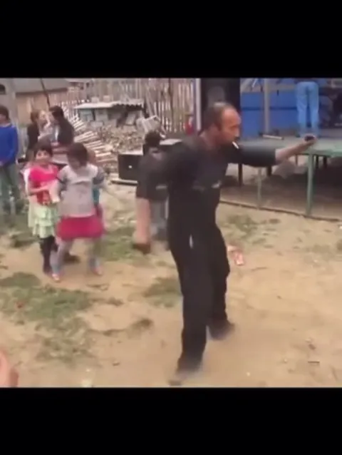 Танец под музыку на празднике