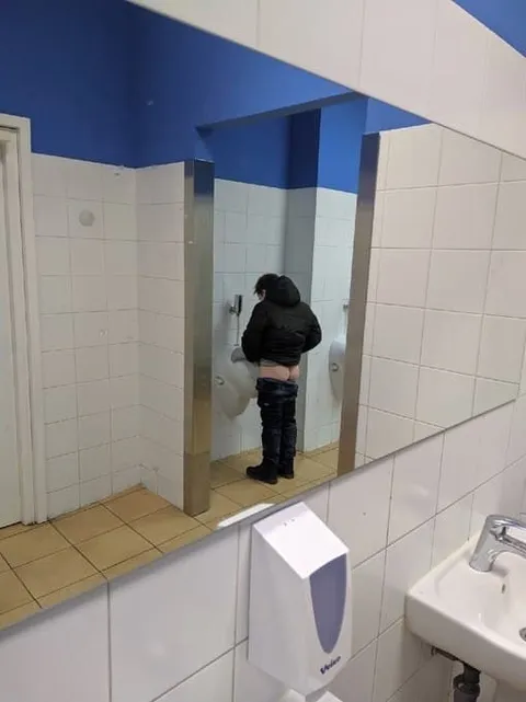 Штаны спустились в туалете
