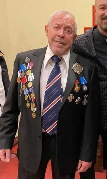 Мужчина в пиджаке с орденами