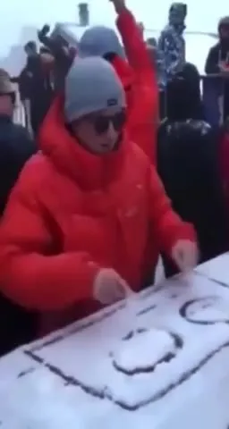 Танцы за снежным столом