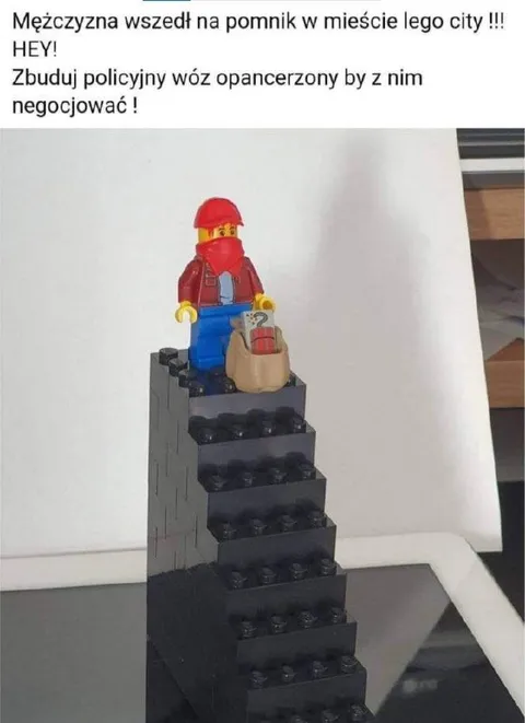 Mężczyzna na pomniku LEGO
