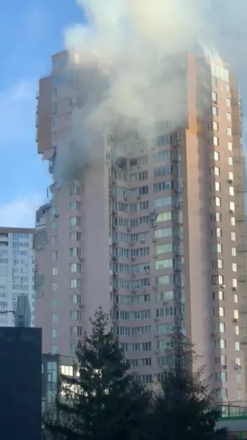 Дым из многоэтажки в Киеве