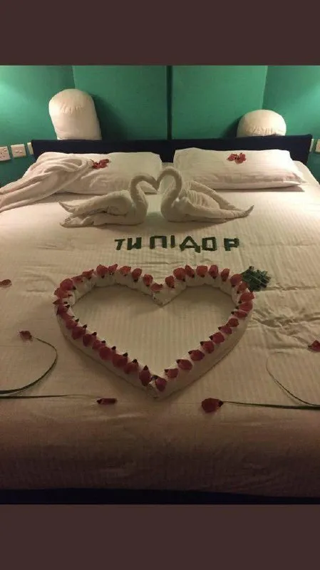 Романтическая кровать с лебедями
