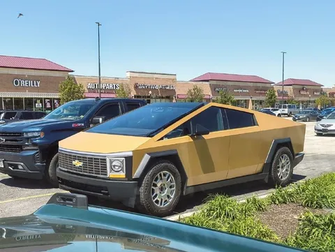Золотой кибертрак с логотипом Chevrolet