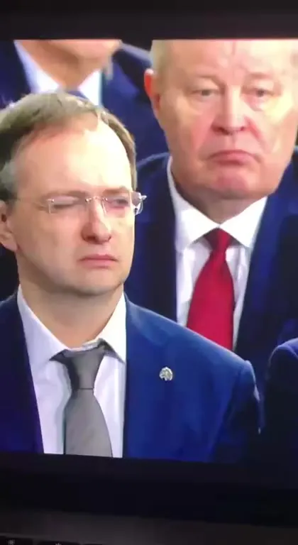 Мужчина подмигивает на камеру