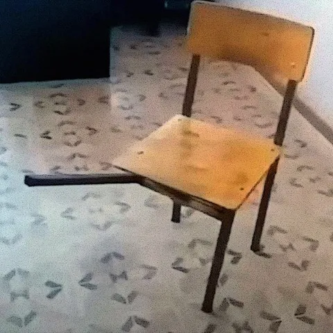Странный стул с лишней ножкой