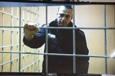 Мужчина за решёткой