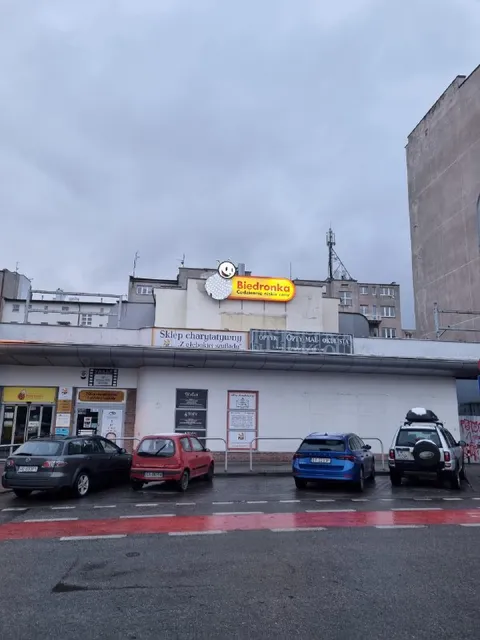 Biedronka na dachu sklepu