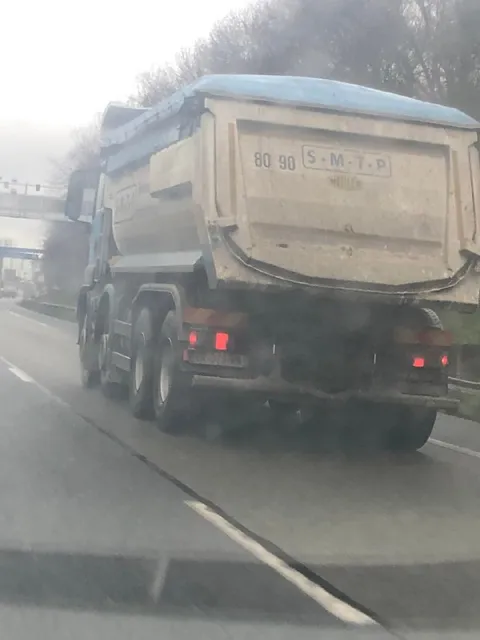 Грузовик доставляет почту