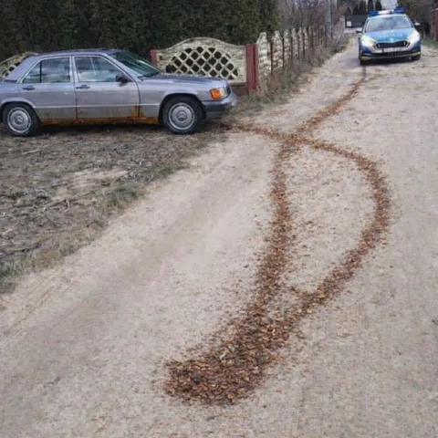 Машина оставляет ржавый след