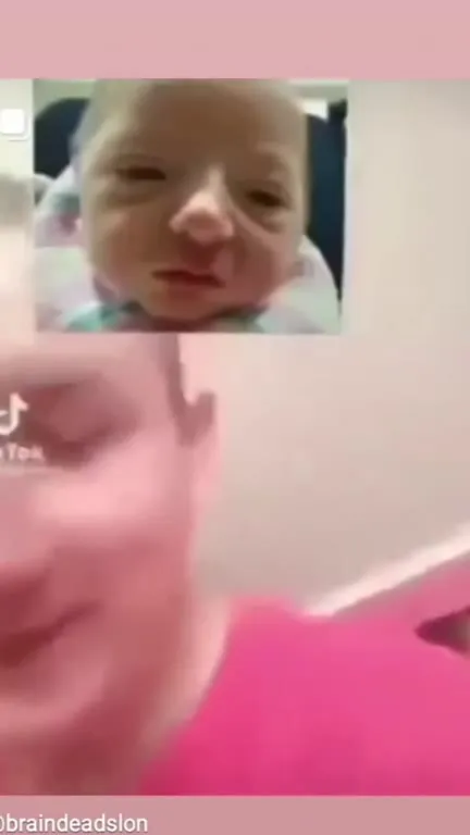Младенец и поющие бабушки