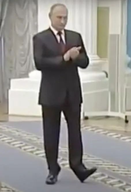 Путин демонстративно хромает