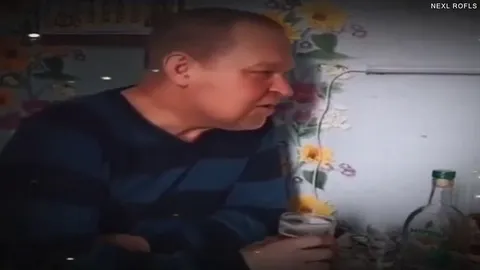 Мужчина с бокалом исчезает во тьме