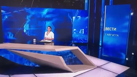 Ведущая Вестей смотрит в камеру