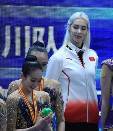 Высокая девушка среди гимнасток