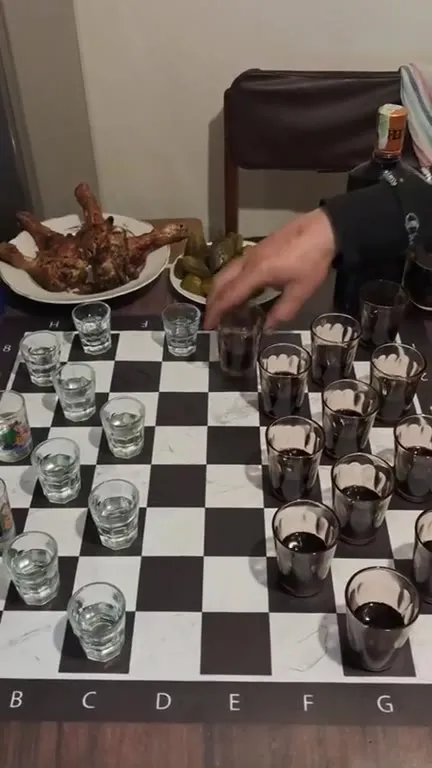 Шахматы с рюмками вместо фигур