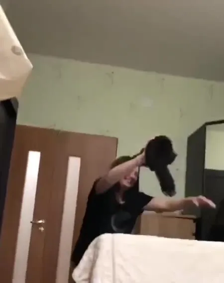 Девушка играет с чёрным предметом