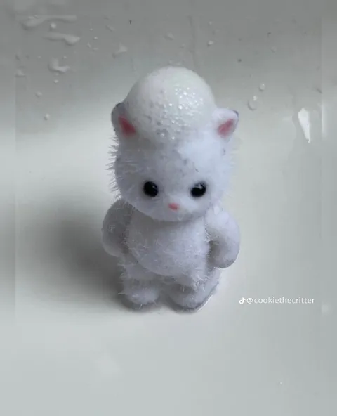 Милый белый котёнок