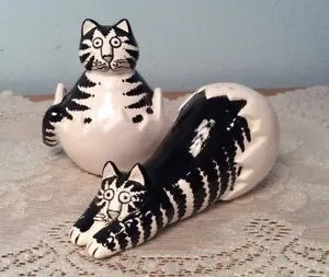Два странных кота на покрывале