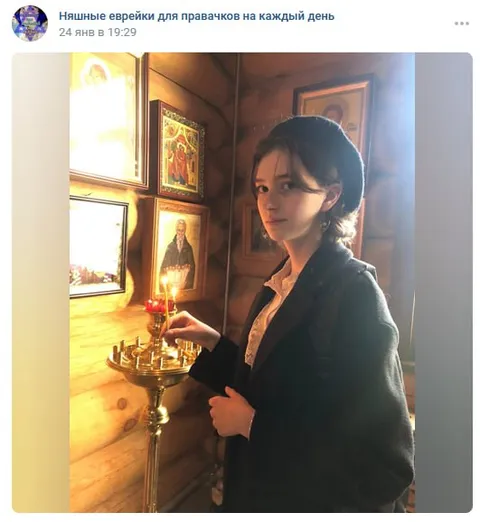 Девушка ставит свечу