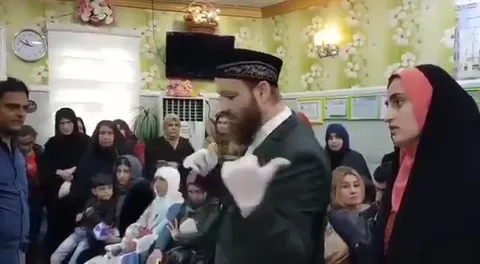 Имам лечит женщину песнопением