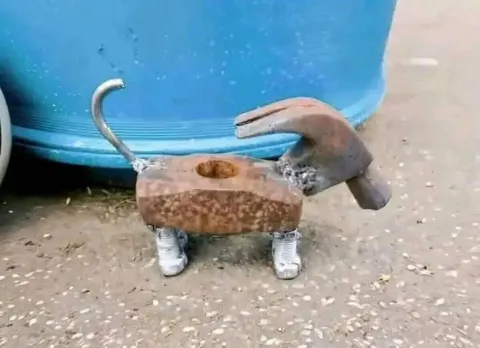 Молоток на ножках