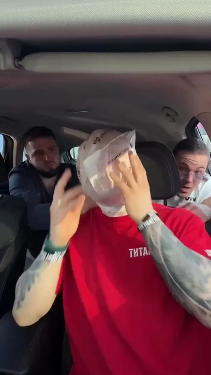 Пакет на голову в машине