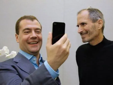 Медведев фотографируется со Стивом Джобсом