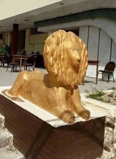 Песчаный лев у здания