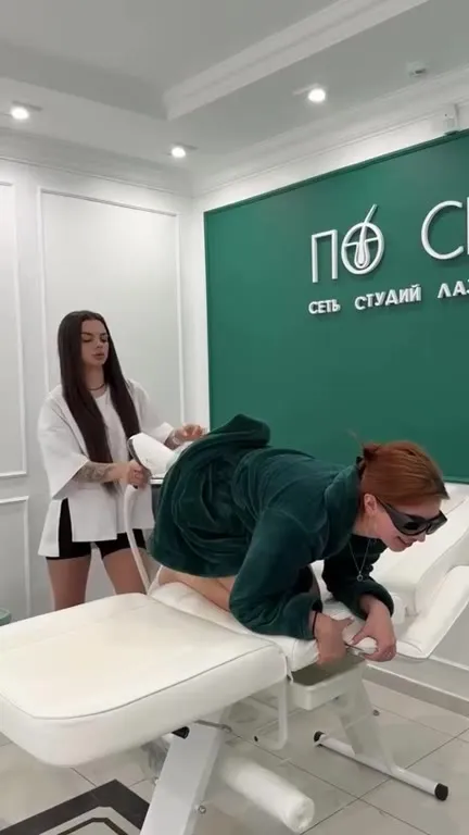 Клиентка на лазерной процедуре