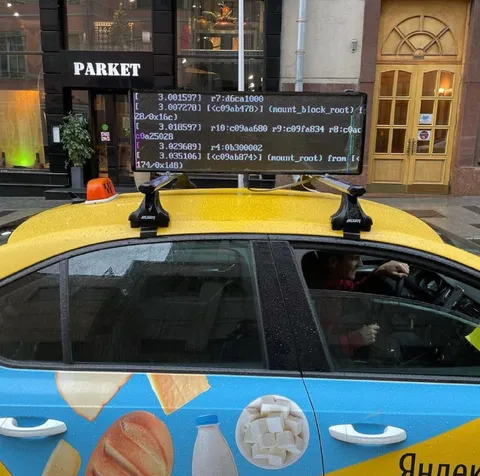 Такси с экраном загрузки ядра
