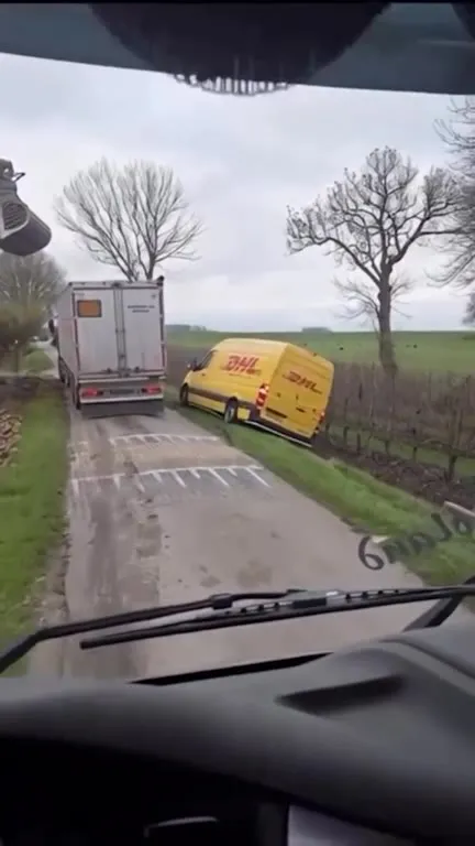 DHL съезжает в кювет