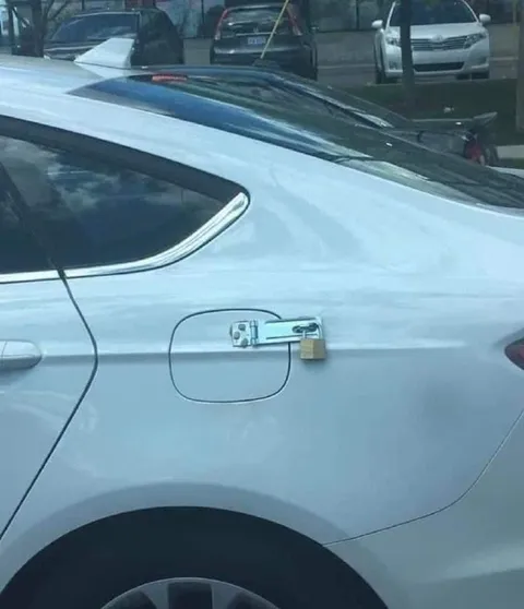 Замок на бензобаке
